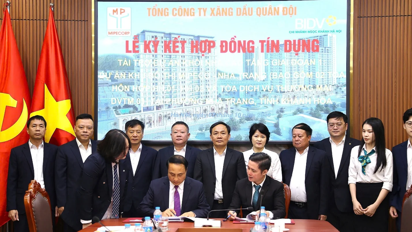 Đại diện Tổng Công ty Xăng dầu Quân đội và BIDV - Chi nhánh Ngọc Khánh ký kết hợp đồng tín dụng.