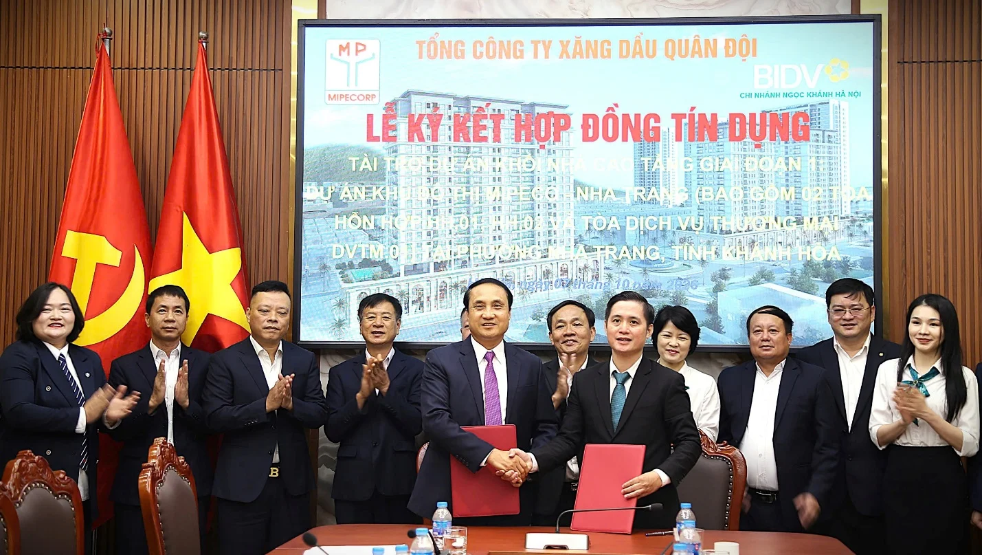 Đại diện hai đơn vị trao hợp đồng tín dụng tại lễ ký kết.