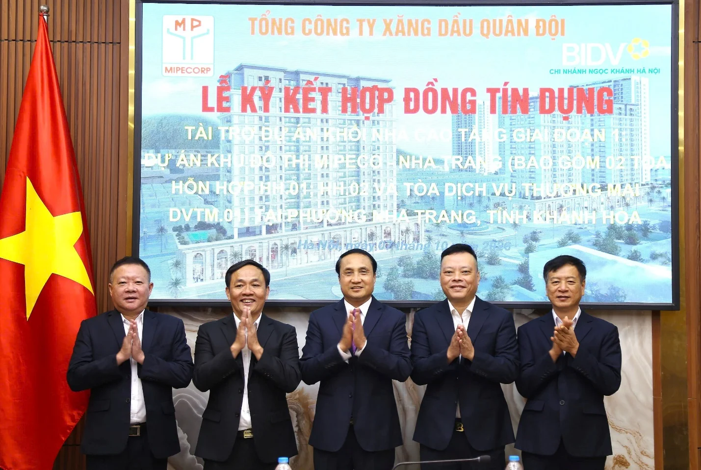 Các đại biểu chụp ảnh lưu niệm tại lễ ký kết.